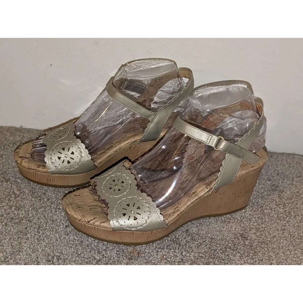 Easy Spirit Esmarvela Wedge Sandals Gold Metallic Laser Cut Cork Footbed ‎ 8M